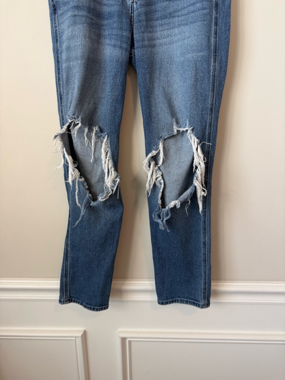 Hollister ultra high-rise distressed mom jeans size 26 - Picture 5 of 8